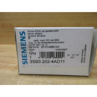 Siemens 3SB3-202-4AD11 Keyed Switch