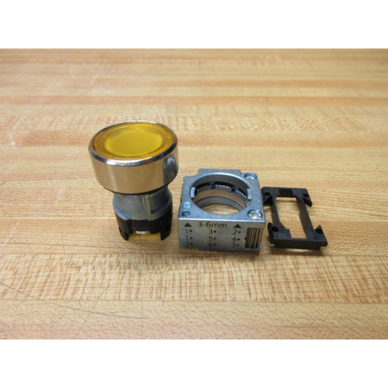 Siemens 3SB3501-0AA01 Furnas Illuminated Amber Push Button WHolder - New No Box