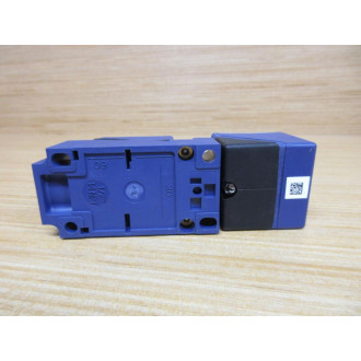 Telemecanique XS8C4A1PCN12 Inductive Proximity Switch
