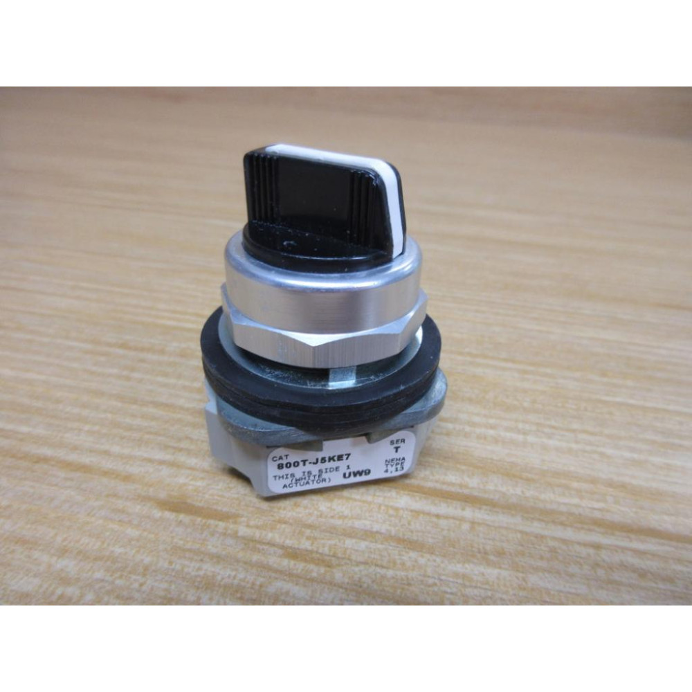 Allen Bradley 800T-J5KE7 Selector Switch 800TJ5KE7 WKnob - New No Box Allen Bradley 800T-J5KE7 Selector Switch 800TJ5KE7 WKnob - New No Box