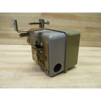Square D 9037-GG21 Schneider Closed Tank Switch 9037GG21 W Mounting - Used