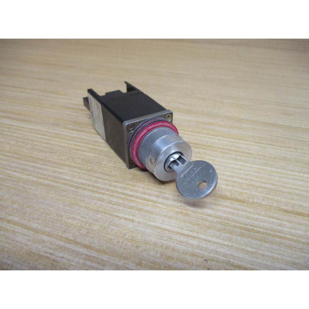 Allen Bradley 800MR-H48B Keyed Selector Switch Small Crack - Used Allen Bradley 800MR-H48B Keyed Selector Switch Small Crack - Used