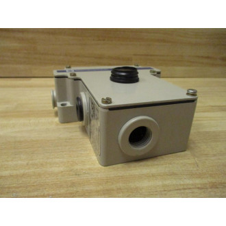 Telemecanique XY2-CE2A250H7 Cable Pull Switch WO Cable Pull - Used