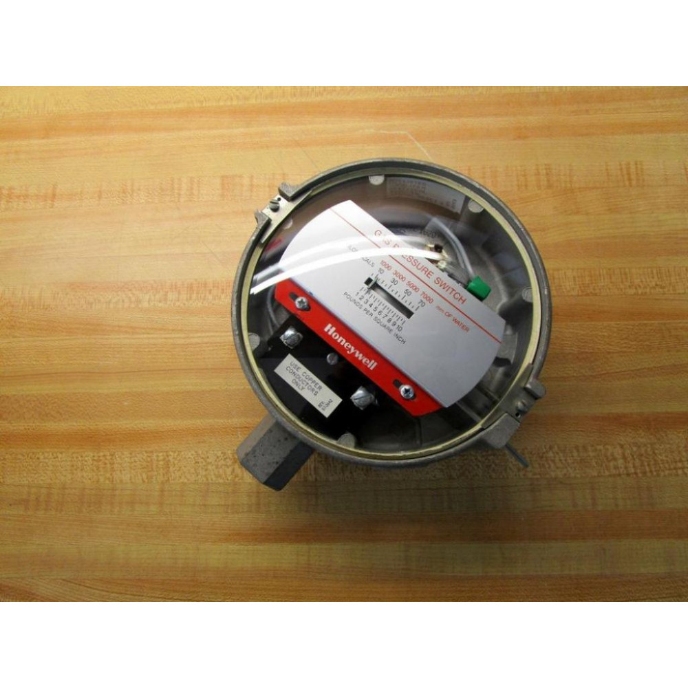 Honeywell C437D-EGH Gas Pressure Switch C437DEGH 10-70 Kilopascals - New No Box