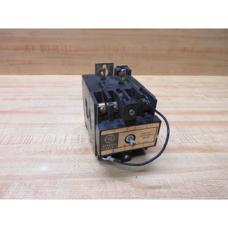 General Electric CR120B D03041 GE Relay CR120B D030 - Used