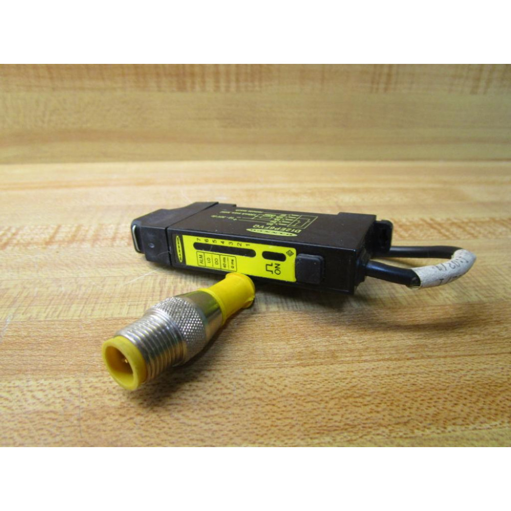 Banner D12EP6FVQ Photoelectric Sensor With 5 Pin Male Connector - Used