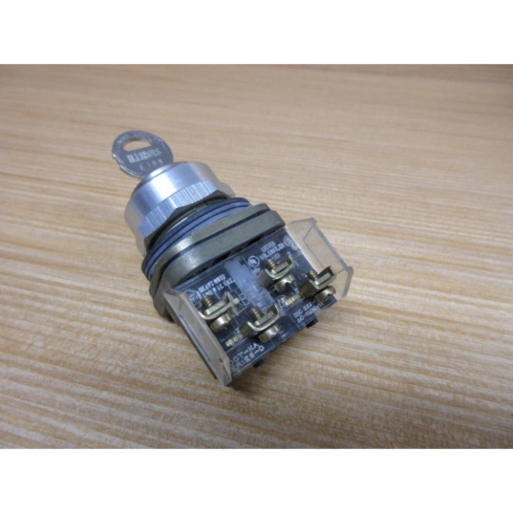 Allen Bradley 800T-E11A Push Button 800TE11A Ser. T w 800T-XA & Key - New No Box