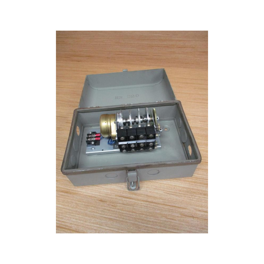 Eagle Signal MP4B225 Multipulse Repeat Cycle Timer  HN320 - Used