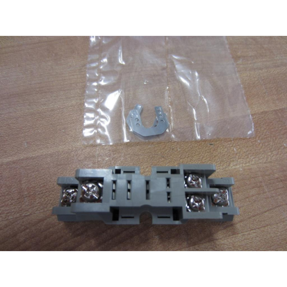 IDEC SH1B-05 Relay Socket SHIB-05 With Clips - New No Box