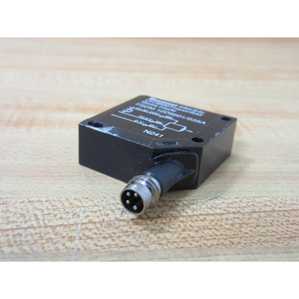Baumer FSDM 12D9601S35A Thru Beam Sensor FSDM12D9601S35A CH-8500 - Used Baumer FSDM 12D9601S35A Thru Beam Sensor FSDM12D9601S35A CH-8500 - Used