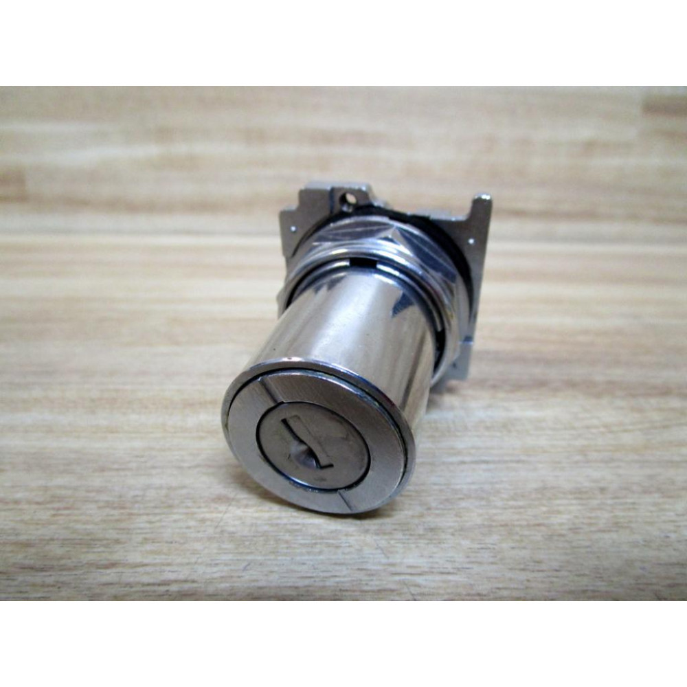 Cutler Hammer 10250T15112EXC Eaton Selector Switch WO Key - New No Box Cutler Hammer 10250T15112EXC Eaton Selector Switch WO Key - New No Box