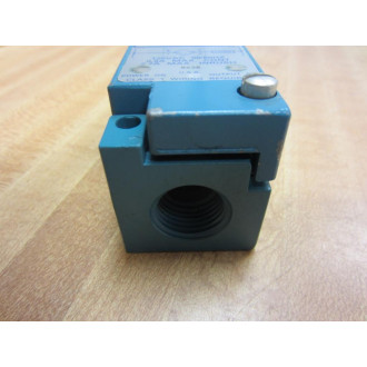 Micro Switch LYS02C-2S Honeywell Proximity Switch LYS02C2S - New No Box