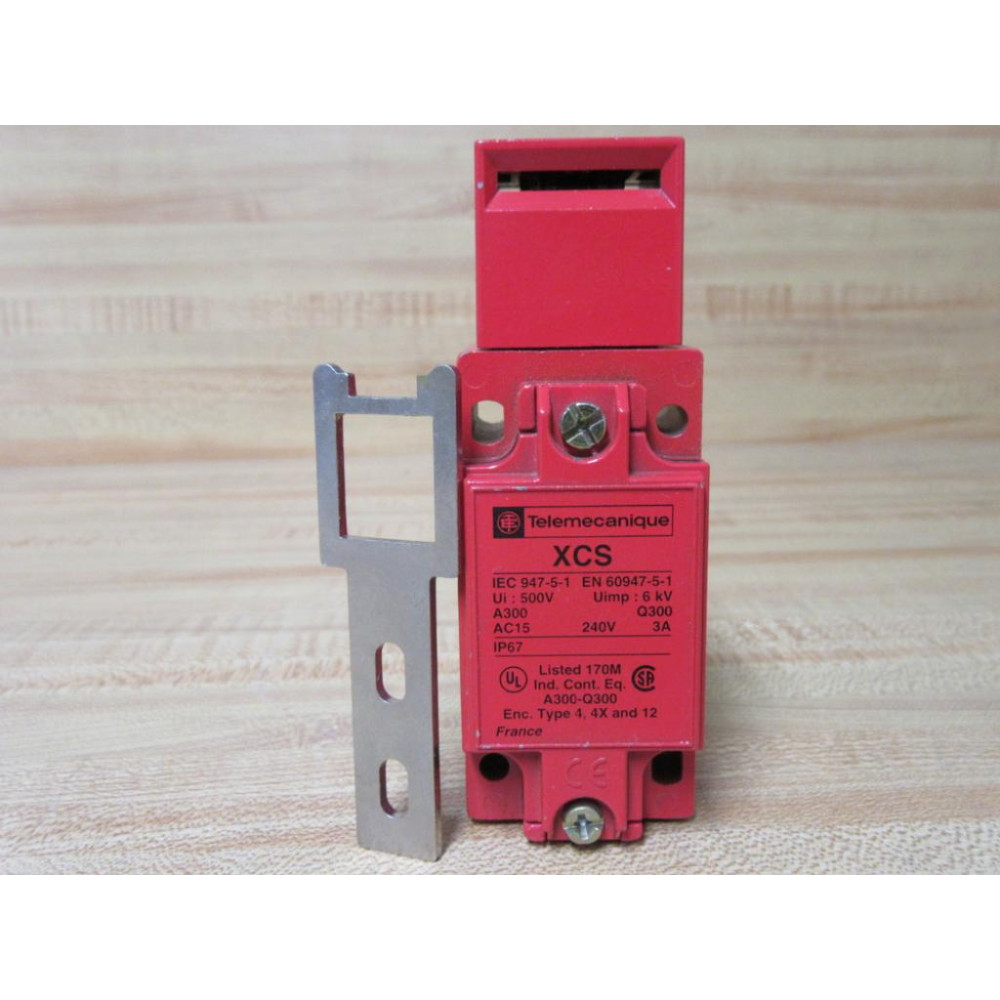 Telemecanique XCS-A703 Limit Switch XCSA703 071888 Comes With Key - New No Box