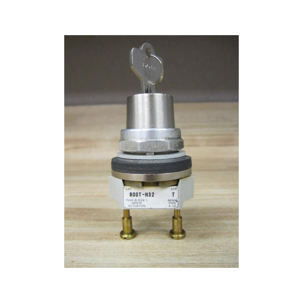 Allen Bradley 800T-H32 Keyed Selector Switch Ser T, W 1 Key - Used