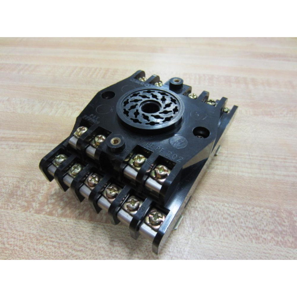 Omron PF 202 Relay Socket Rev A M020A 940-0770-00 - Used