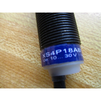 Telemecanique XS4-P18AB110 Proximity Switch XS4P18AB110 014559