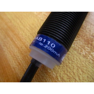 Telemecanique XS4-P18AB110 Proximity Switch XS4P18AB110 014559