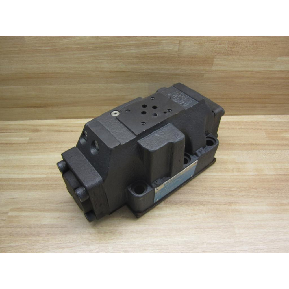 Vickers 02-135102 Directional Control Valve - New No Box