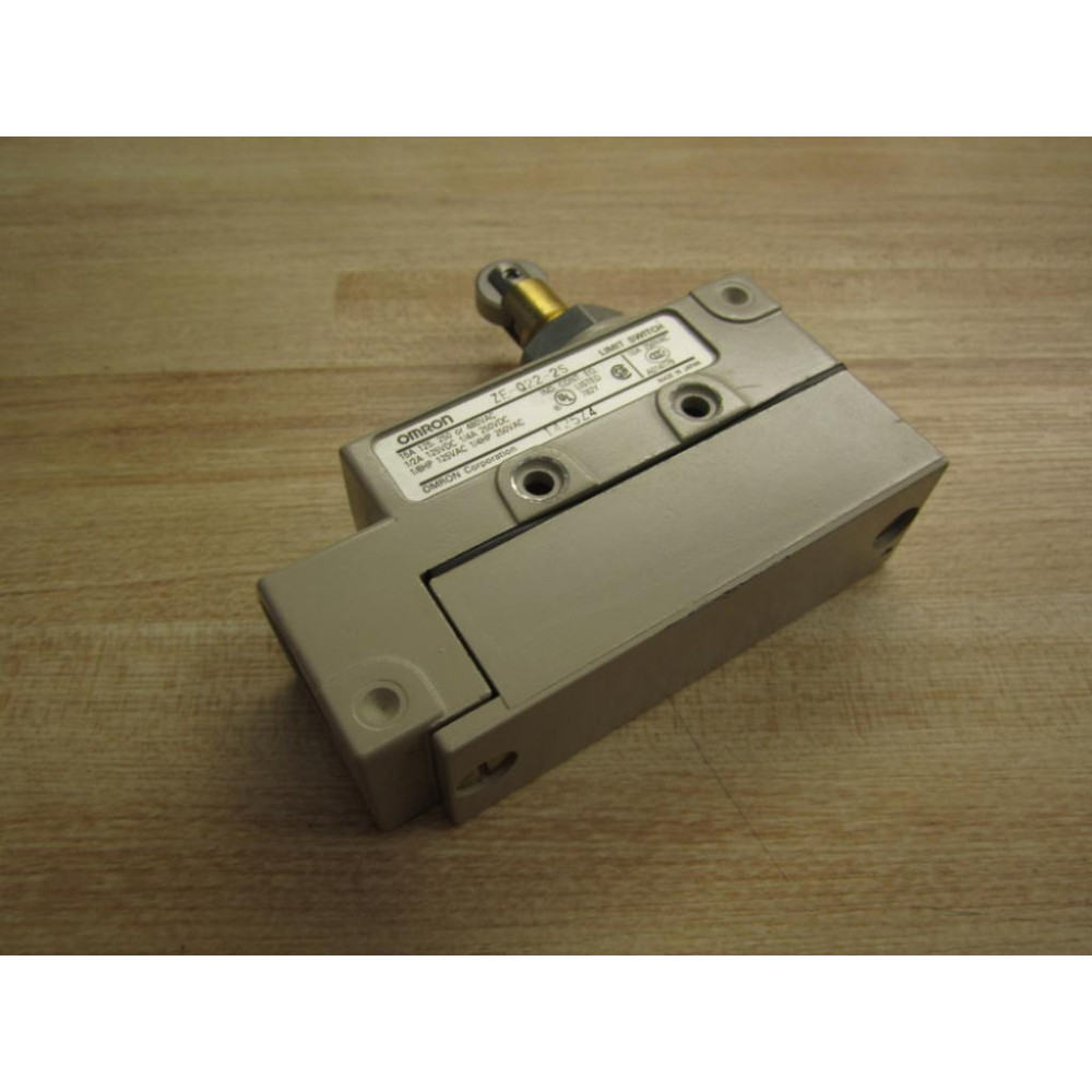 Omron ZE-Q22-2S Limit Switch WRoller - Used