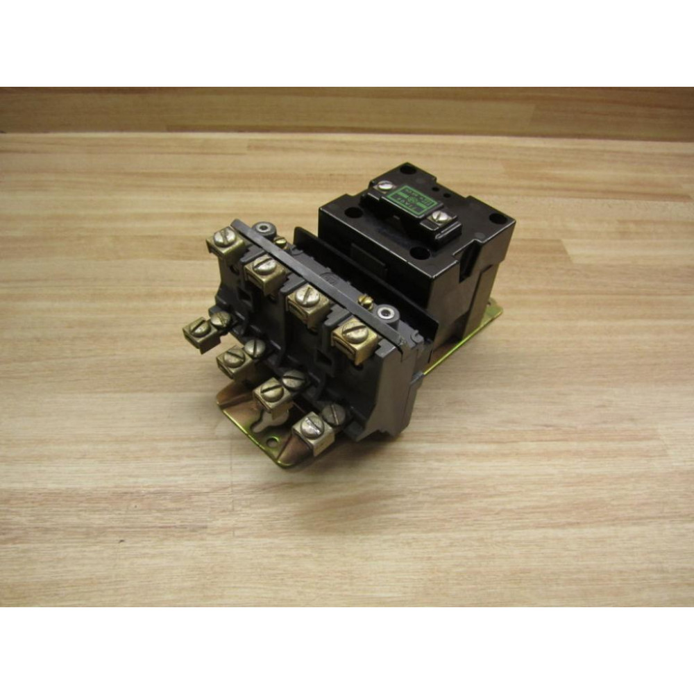 Allen Bradley 702-BOD93 Contactor 702-B0D93 4 Pole,Coil: 71A06 - Used