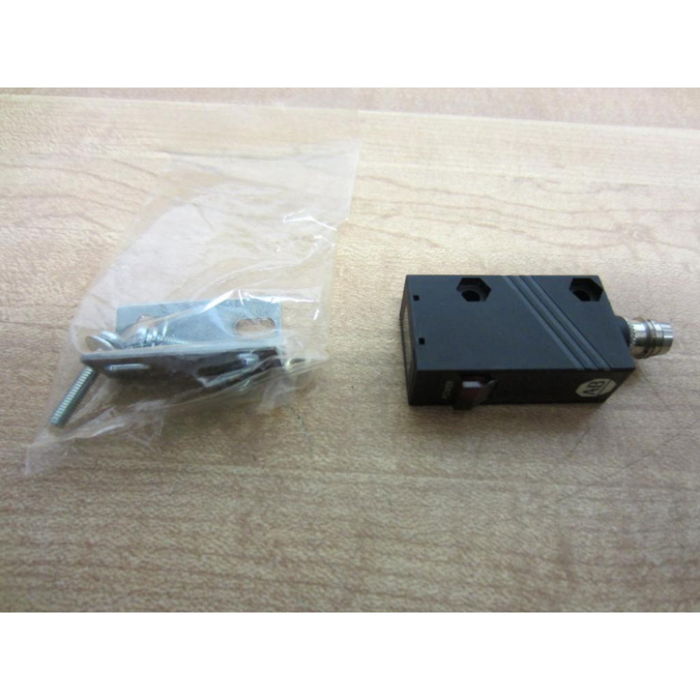 Allen Bradley 42KC-E2LPGP-P4 42KCE2LPGPP4 Photoelectric Sensor Ser A - New No Box