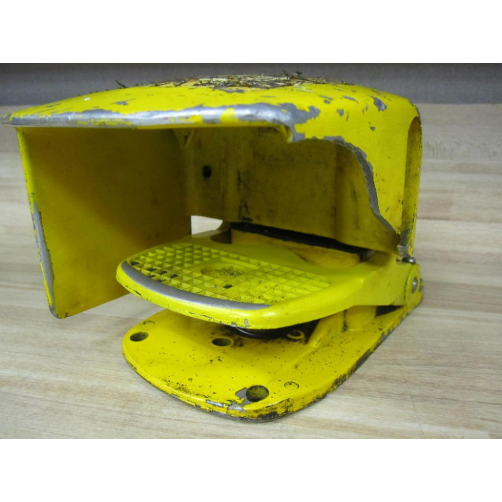 Square D 9002 AW7 Foot Switch 9002AW7 WGuard Cut Out - Used