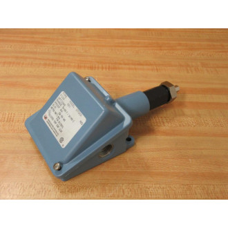 United Electric Controls F100-8BC Temperature Switch F1008BC - Used