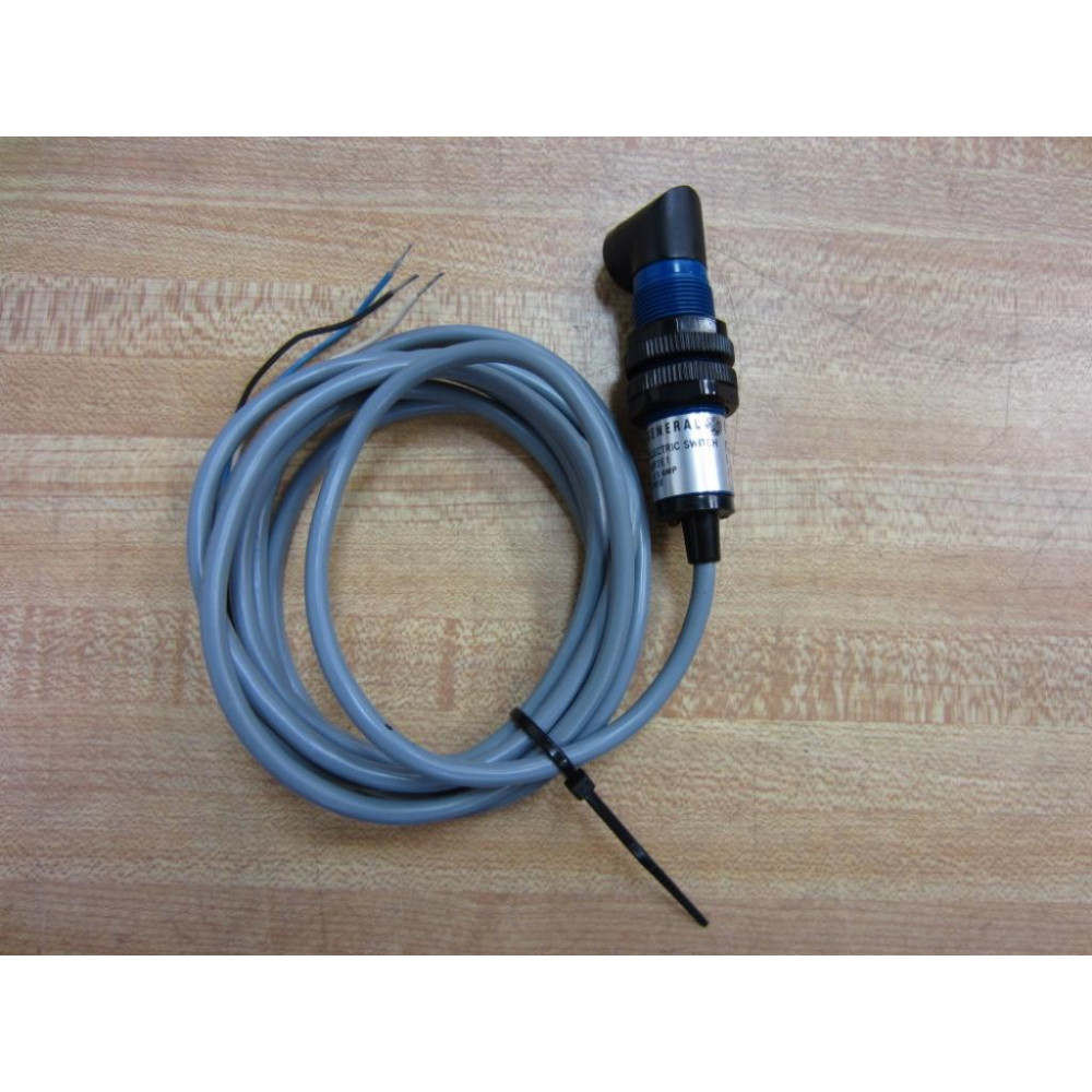 General Electric CR174DBP3E1 Photoelectric Switch - New No Box