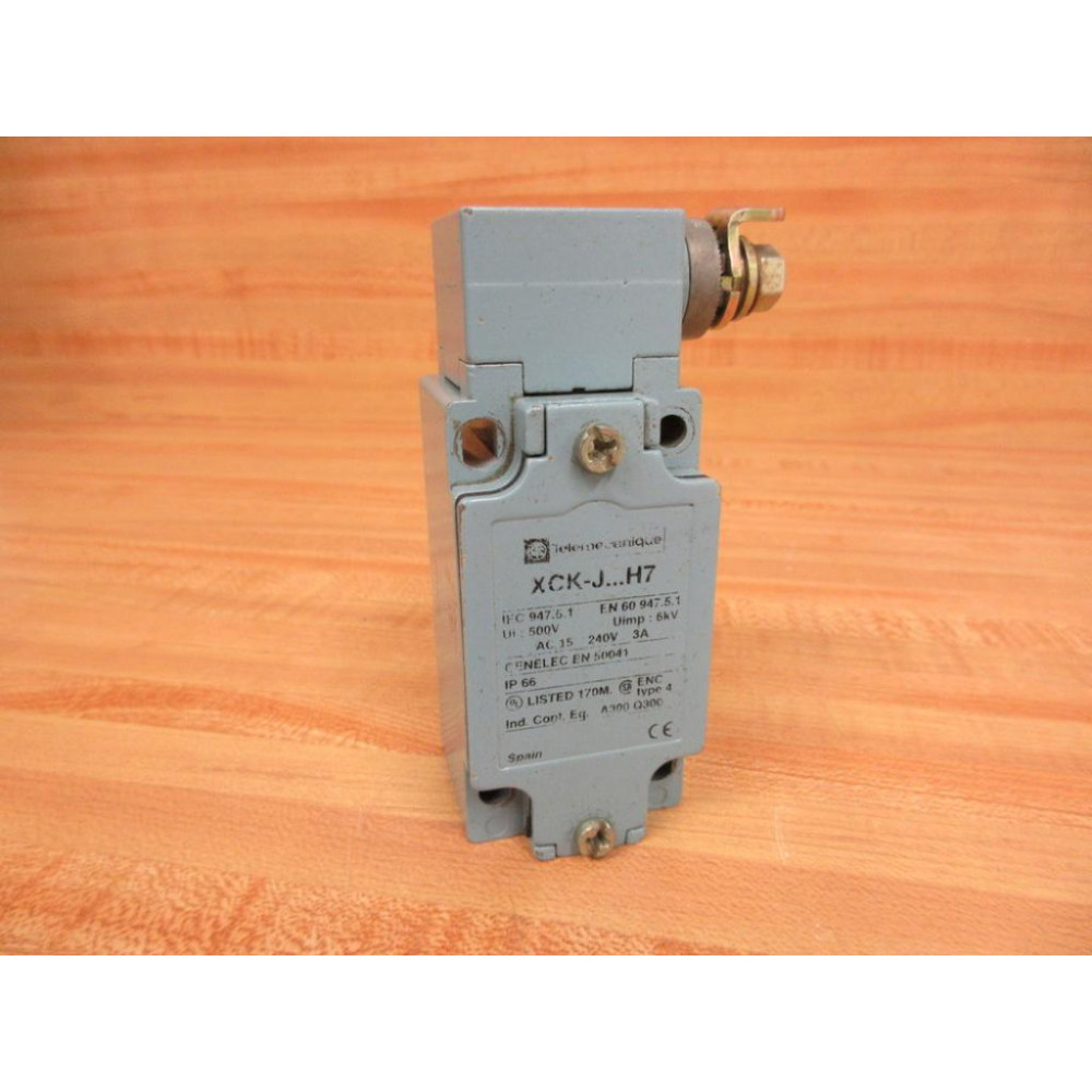 Telemecanique XCK-J....H7 Limit Switch With Limit Switch Head ZCK-E05 - Used