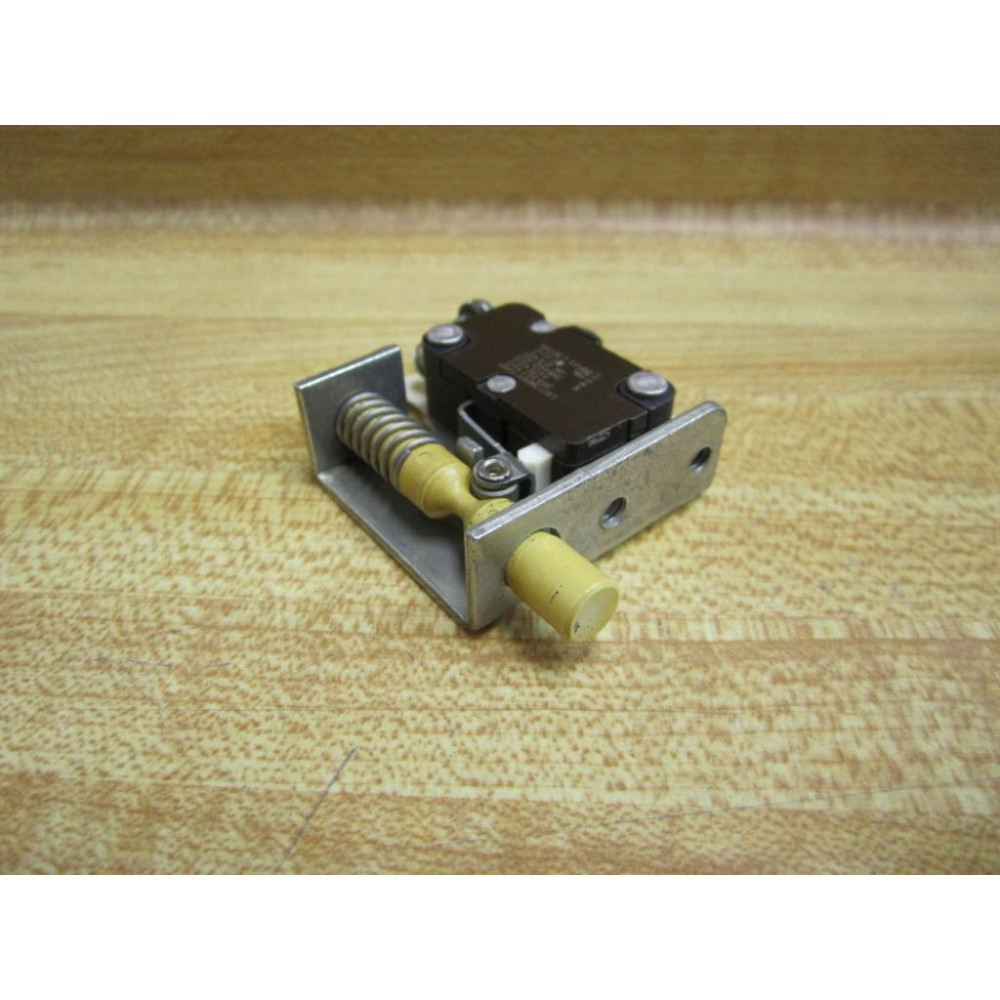 Cutler Hammer SS12E T 10-2 0Y 3 Eaton Push Button - Used