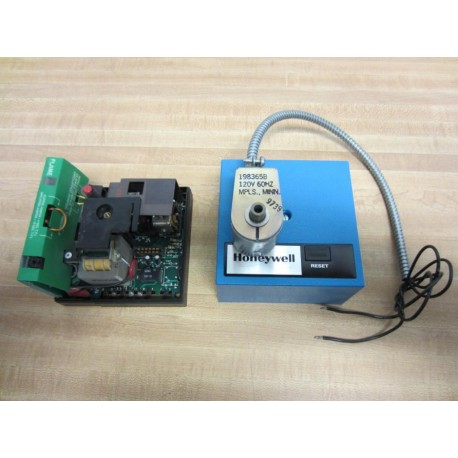 Honeywell R7795B-1009 Primary Control R7795B1009 W Solenoid - Used