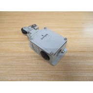 Siemens 3SE2 100-1 Limit Switch wRoller Lever 3SE21001 - Used