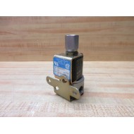 Skinner Valve V5R39470YT Honeywell Solenoid Valve WBracket - Used