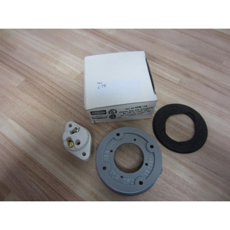 Hubbell VFB-15 Fixture Cap With Receptacle .