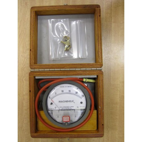 Dwyer 2025 Magnehelic Pressure Gauge Kit - Used